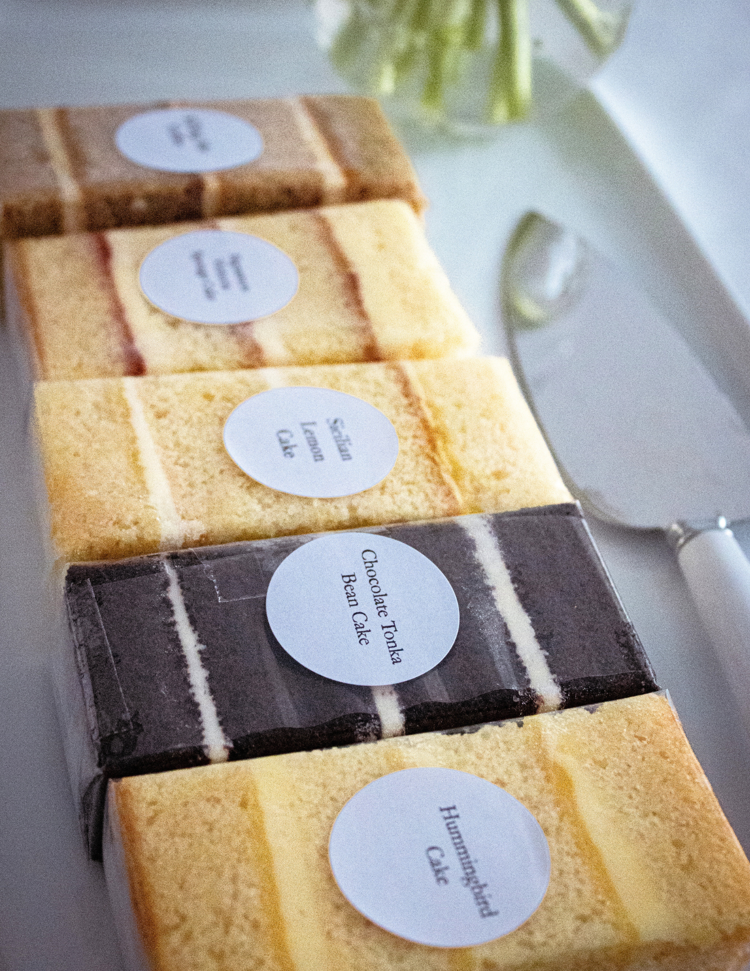 Wedding cake tasting samples including lemon, chocolate tonka bean and hummingbird cake flavours